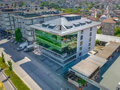 ÜSKÜDAR ÇENGELKÖY'DE MERKEZİ KONUMDA 4.500 M² KOMPLE KİRALIK PLAZA 