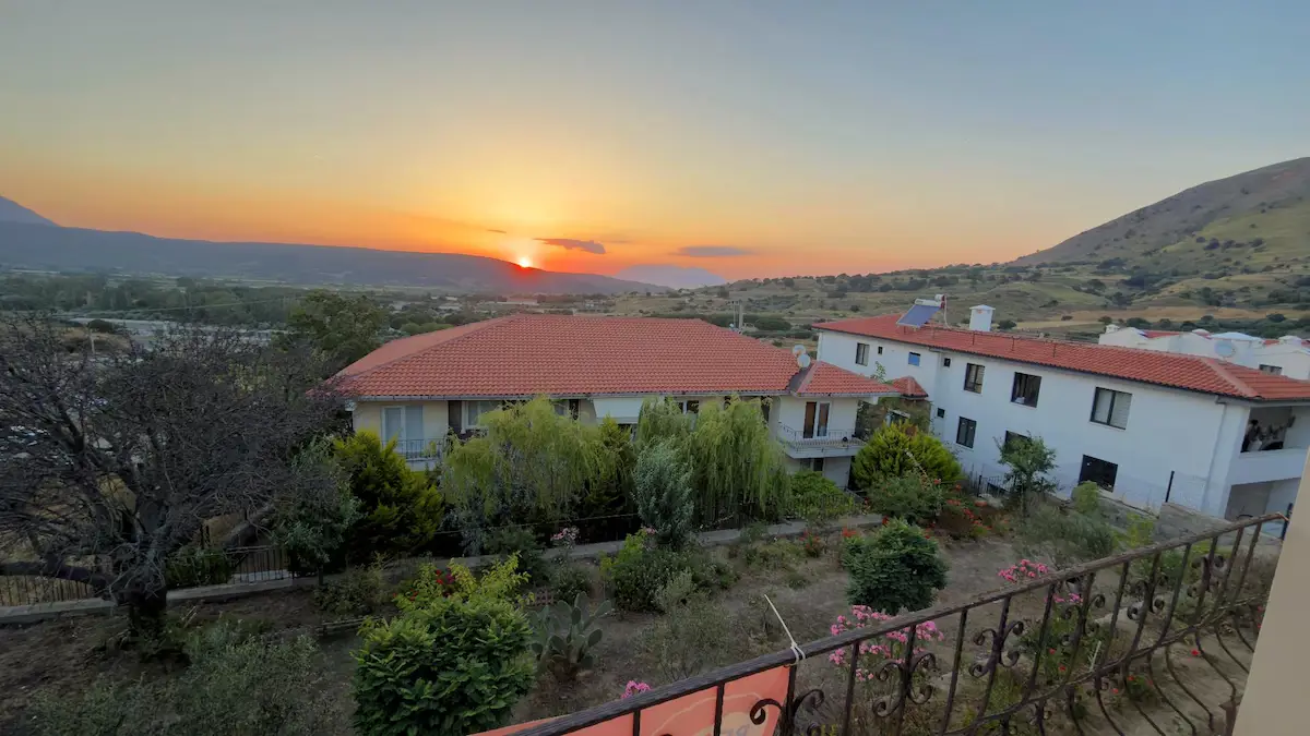 REMAX KAYA GÖKÇEADA'DA SAMOTHRAKI ADASI VE DENİZ MANZARALI 1+1 EŞYALI DAİRE 3