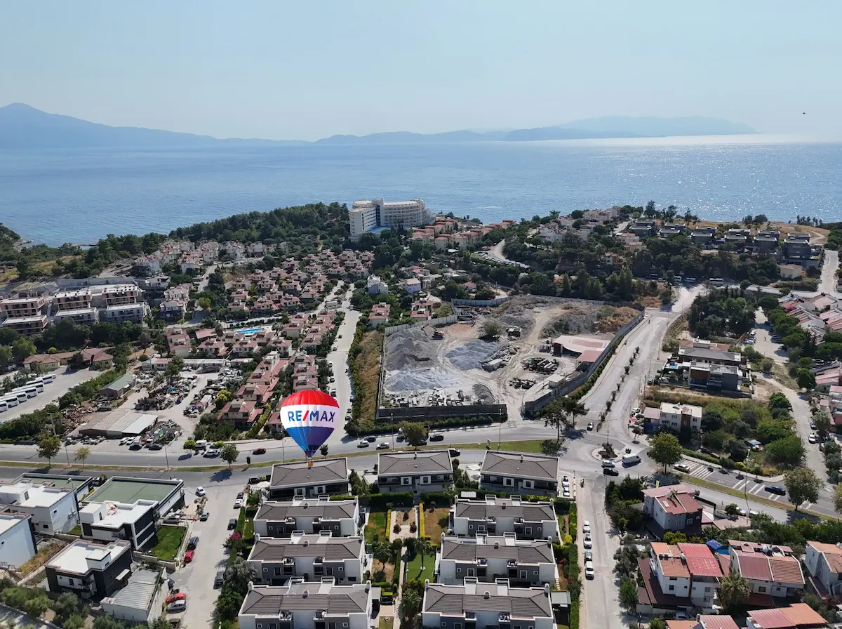 KUŞADASI KADINLAR DENİZİ'NDE ANA CADDE ÜZERİNDE, PRESTİJLİ TİCARİ KULLANIMA UYGUN OFİS/İŞ YERİ