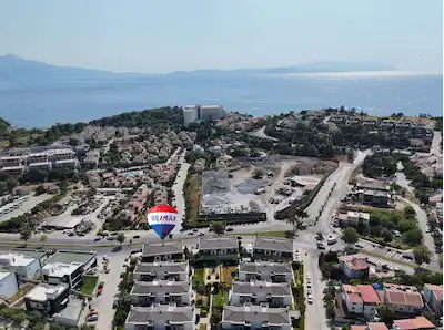 KUŞADASI KADINLAR DENİZİ'NDE ANA CADDE ÜZERİNDE, PRESTİJLİ TİCARİ KULLANIMA UYGUN OFİS/İŞ YERİ