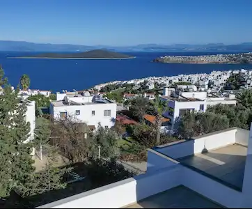 GÜNDOĞAN'DA ÖZEL PLAJLI, GENIŞ BAHÇELI, TAMAMEN YENILENMIŞ VILLA