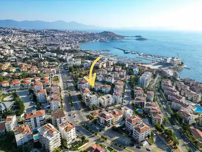 KUŞADASI’NDA MARİNA BÖLGESİNDE SİTE İÇİNDE, BAKIMLI 3+1 DAİRE