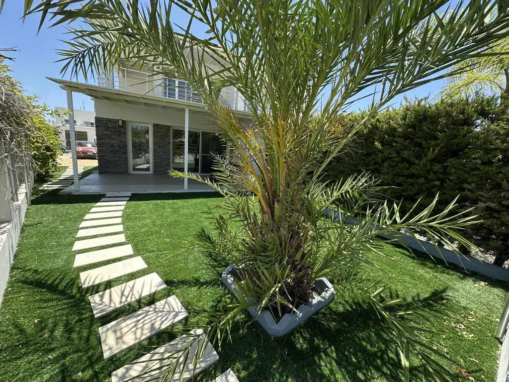🚨 ACİL SATILIK – PİYASA FİYATININ ALTINDA! CAESAR BEACH’TE DENİZE SIFIR 135 M² MÜSTAKİL 3+1 DUBLEK