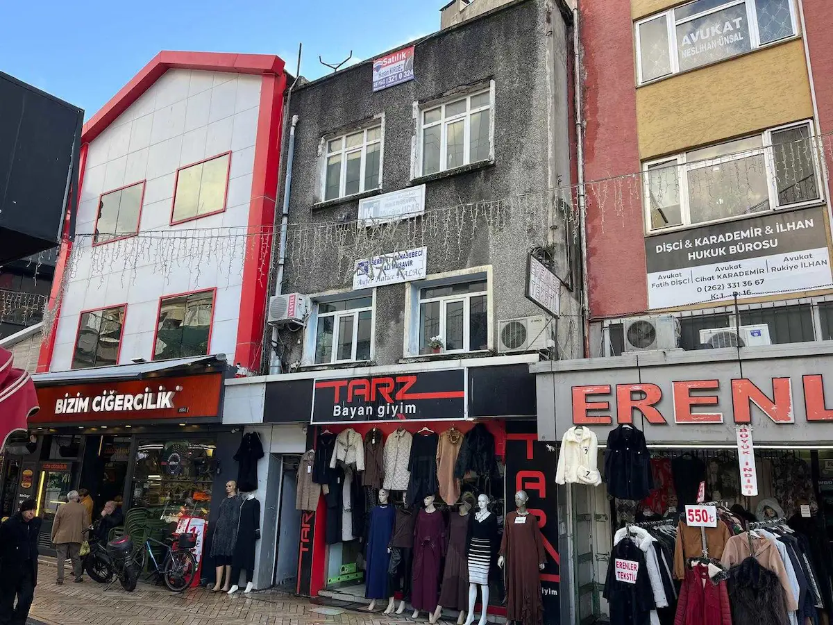 İZMİT İSTİKLAL CADDESİ KİRALIK ÇATI DUBLEKS 60 M2 OFİS