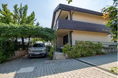 REMAX ADVANTAGE 'TAN ÖZLÜCE DE DEFNE EVLERINDE SATILIK 6+1 VILLA