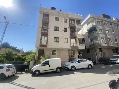 ÇEKMEKÖY MERKEZ MAHALLESİNDE MERKEZİ KONUMDA 2+1 SATILIK DAİRE