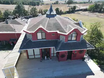 BEYCİLERDE 7.500 M² | 3 KONUT | TURİZM İZİNLİ | HAVUZ | ARTEZYEN