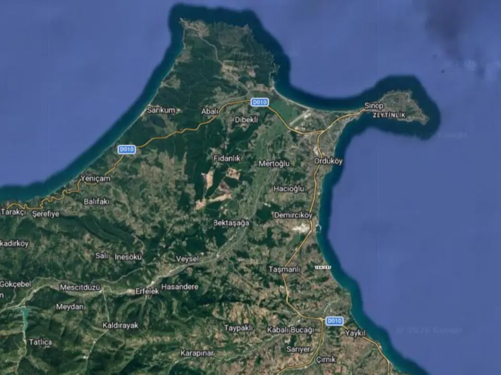 SİNOP MERKEZ YALI KÖYÜ'NDE DENİZE 350M MESAFEDE 9.906M2 ARSA