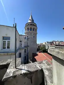 GALATA KULESI YAKINI TARIHI BINADA SATILIK 1+1 DAIRE