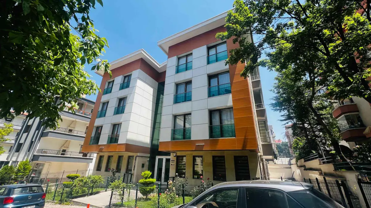 HİLAL HOLLANDA CAD. KOMPLE EŞYALI BÜYÜK BALKONLU KİRALIK 2+1