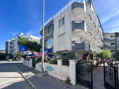 SARIMSAKLI'DA PLAJA BİRKAÇ ADIM, BAHÇE KATI SATILIK 2+1 DAİRE