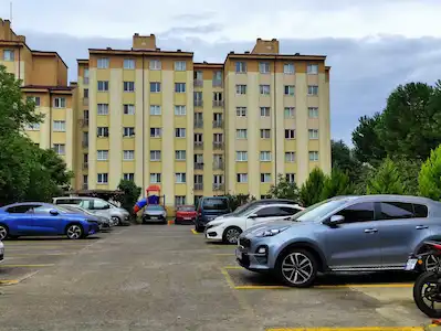 GEBZE YENİKENT TE SATILIK 3*1 YENİLENMİŞ  ARA KAT DAİRE