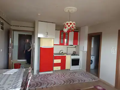 TOKİ TEMELLİ KONUTLARI’NDA GÜNEY-DOĞU CEPHELİ, EŞYALI 1+1 KİRALIK DAİRE