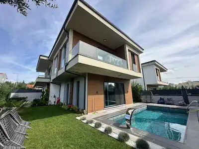 GÜZELCEDE ÖZEL TASARIM 7+1 HAVUZLU, SAUNALI SATILIK VİLLA
