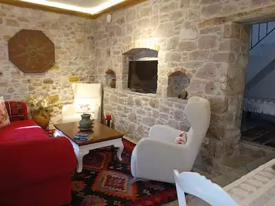 AYVALIK MERKEZDE TAKSİYARHİS KİLİSESİNİN ARKASINDA KİRALIK 2+1 SIFIR EŞYALI MÜSTAKİL EV