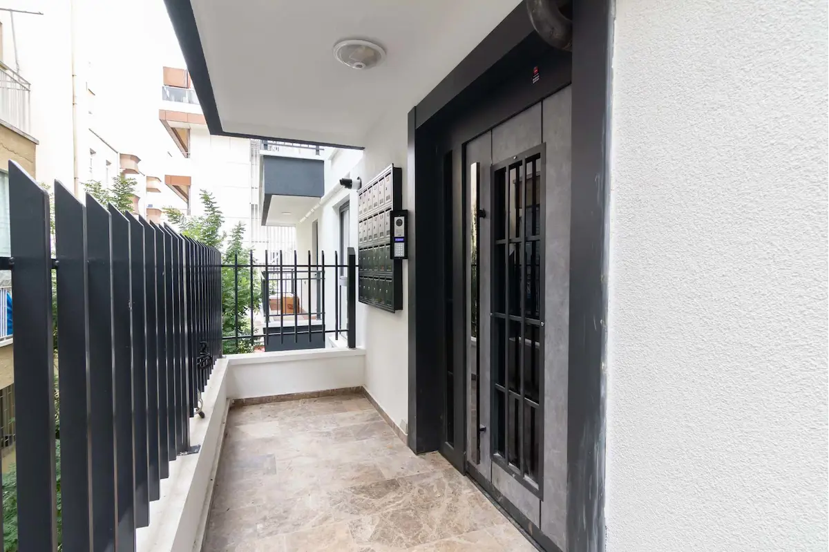 YUKARI BAHÇELİEVLER’DE SIFIR BİNADA BALKONLU KİRALIK 1+1 BOŞ DAİRE