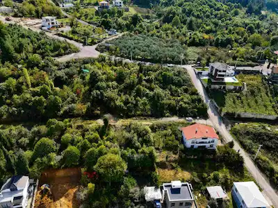 GÖLCÜK ULAŞLI'DA YÜKSEK YATIRIM GETİRİSİ VADEDEN VİLLA ARSASI