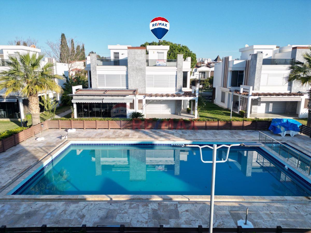 KUŞADASI KARAOVA'DA ADA KONAK SITESINDE SATILIK YAZLIK