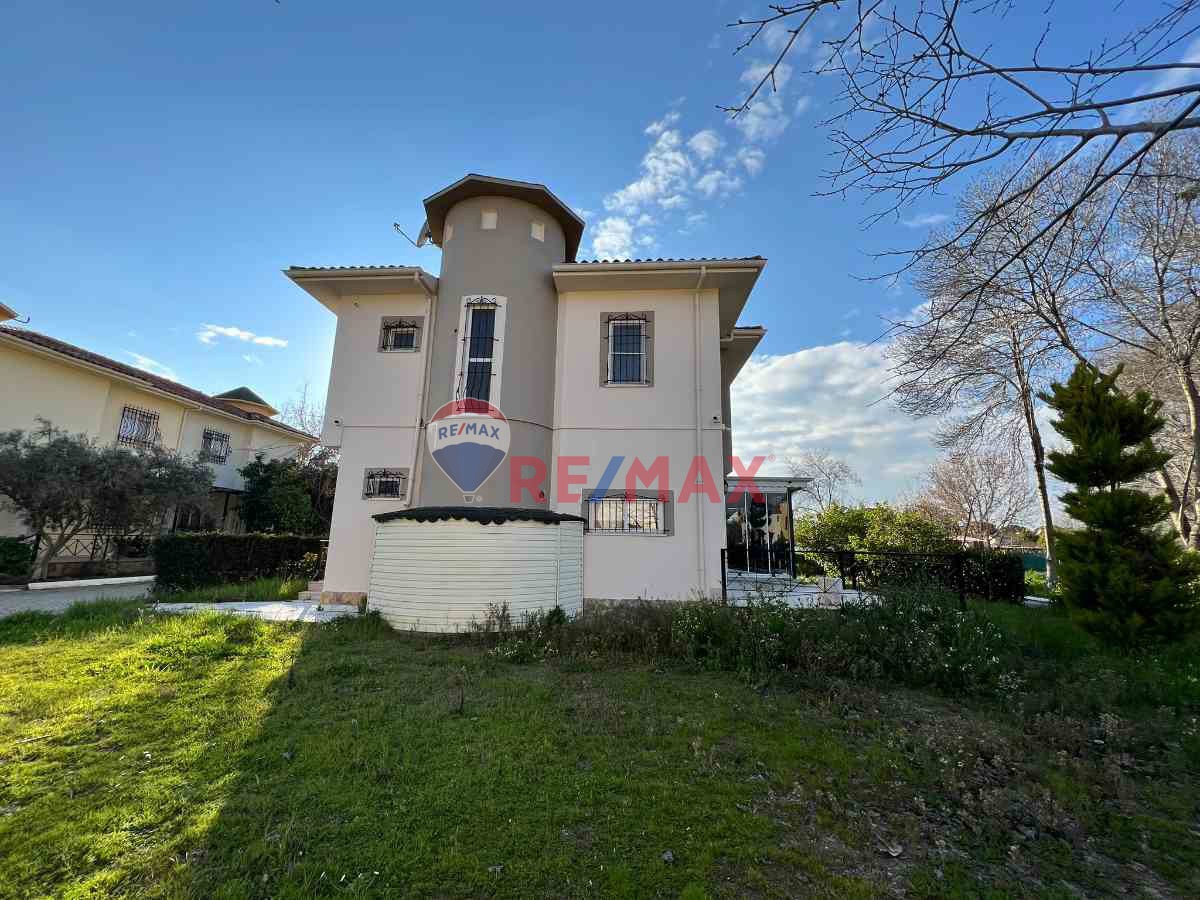 KUŞADASI DÜŞLER YAKASI SITESINDE 4+1 MÜSTAKIL VILLA