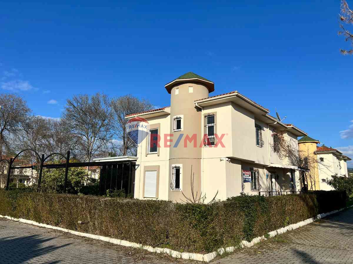 KUŞADASI DÜŞLER YAKASI SITESINDE 4+1 MÜSTAKIL VILLA