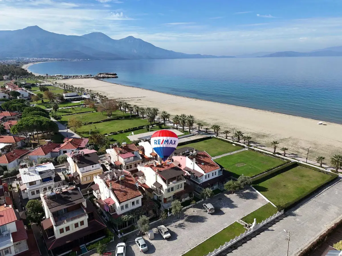 KUŞADASI DAVUTLAR DENIZE SIFIR ÖRNEKKÖY SİTESİNDE SATILIK 4+1 VİLLA