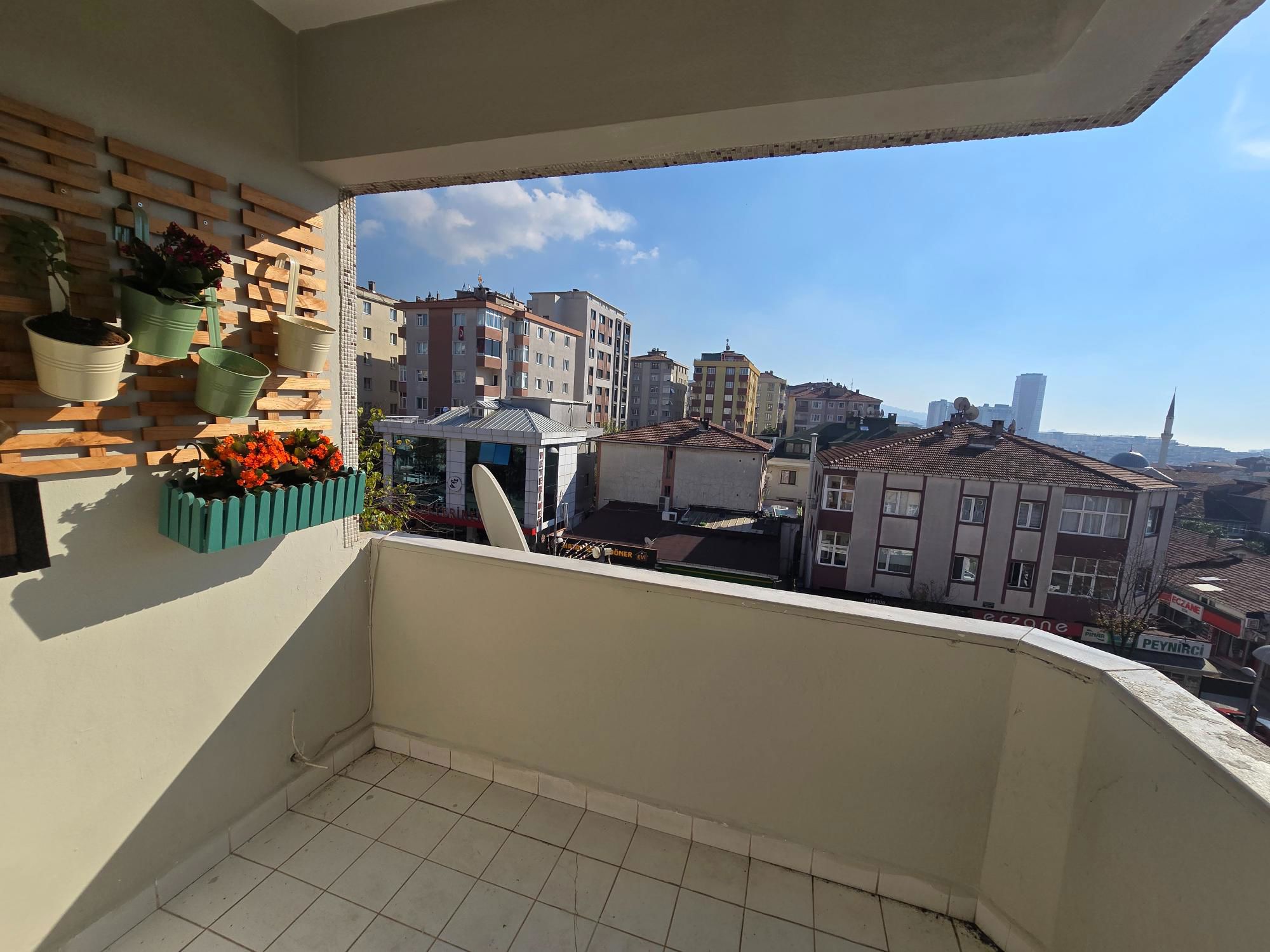 REMAX'DAN IÇERENKÖY'DE BALKONLU, MERKEZI KONUMDA GENIŞ 3+1 KIRALIK DAIRE