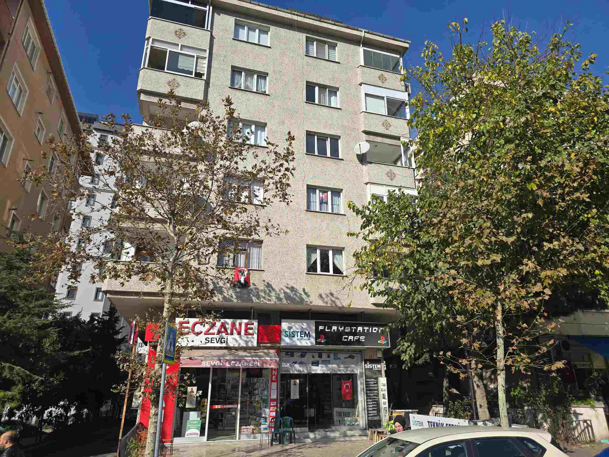 REMAX'DAN IÇERENKÖY'DE BALKONLU, MERKEZI KONUMDA GENIŞ 3+1 KIRALIK DAIRE