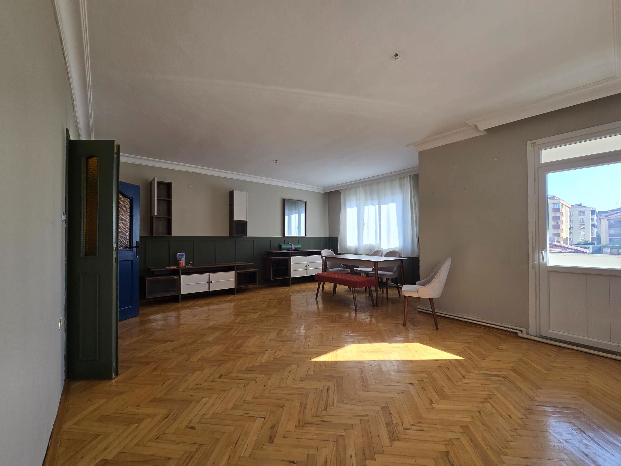 REMAX'DAN IÇERENKÖY'DE BALKONLU, MERKEZI KONUMDA GENIŞ 3+1 KIRALIK DAIRE