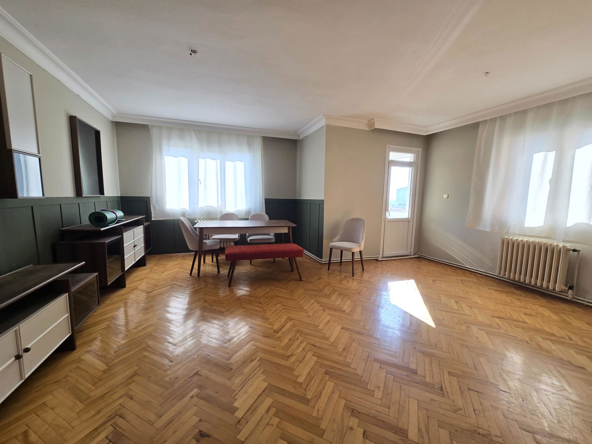 REMAX'DAN IÇERENKÖY'DE BALKONLU, MERKEZI KONUMDA GENIŞ 3+1 KIRALIK DAIRE