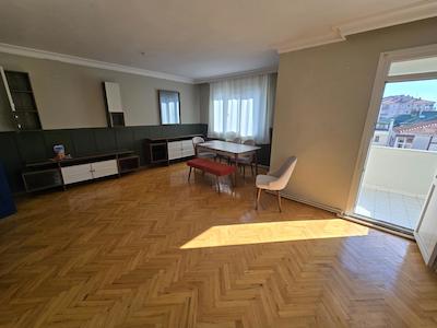 REMAX'DAN IÇERENKÖY'DE BALKONLU, MERKEZI KONUMDA GENIŞ 3+1 KIRALIK DAIRE