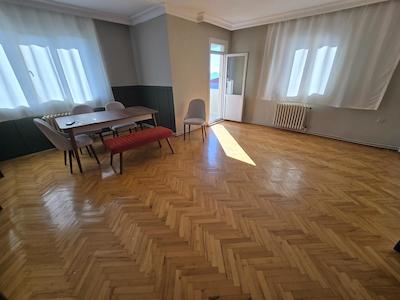 REMAX'DAN IÇERENKÖY'DE BALKONLU, MERKEZI KONUMDA GENIŞ 3+1 KIRALIK DAIRE