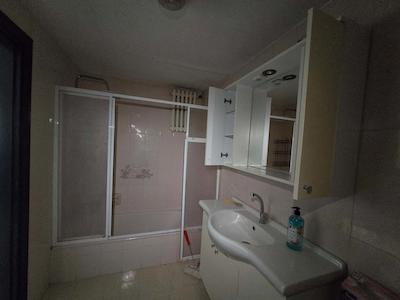 REMAX'DAN IÇERENKÖY'DE BALKONLU, MERKEZI KONUMDA GENIŞ 3+1 KIRALIK DAIRE