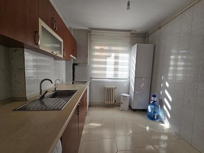 REMAX'DAN IÇERENKÖY'DE BALKONLU, MERKEZI KONUMDA GENIŞ 3+1 KIRALIK DAIRE