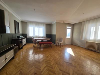 REMAX'DAN IÇERENKÖY'DE BALKONLU, MERKEZI KONUMDA GENIŞ 3+1 KIRALIK DAIRE