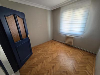 REMAX'DAN IÇERENKÖY'DE BALKONLU, MERKEZI KONUMDA GENIŞ 3+1 KIRALIK DAIRE