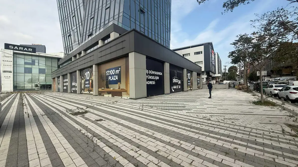 BASIN EKSPRES'TE KIRALIK A+ PLAZA'DA 1880 M2 SHOWROOM+OFIS KATI