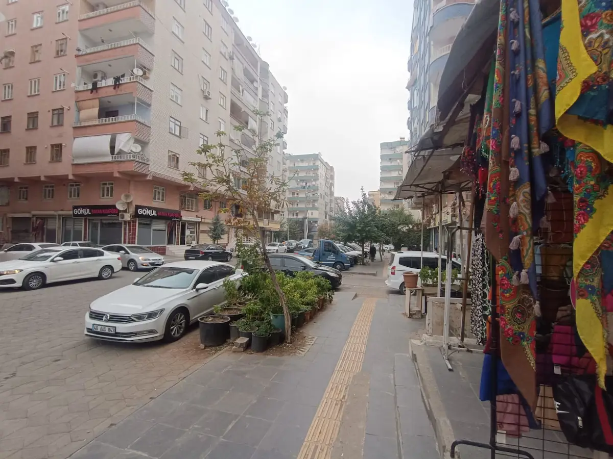 DEVREN TUHAFİYE YOĞUN YAYA TRAFİĞİ NİNOVA AVM ARKASI