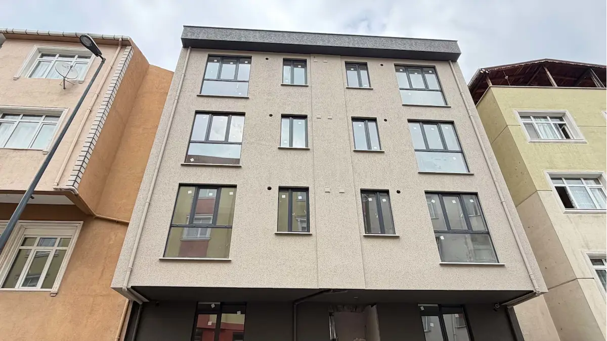 SIFIR BİNADA, ÜST KATTA GENİŞ VE KULLANIŞLI SATILIK 1+1 DAİRE..!