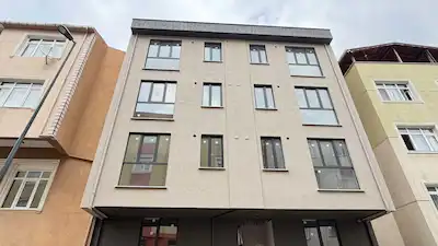 SIFIR BİNADA, ÜST KATTA GENİŞ VE KULLANIŞLI SATILIK 1+1 DAİRE..!