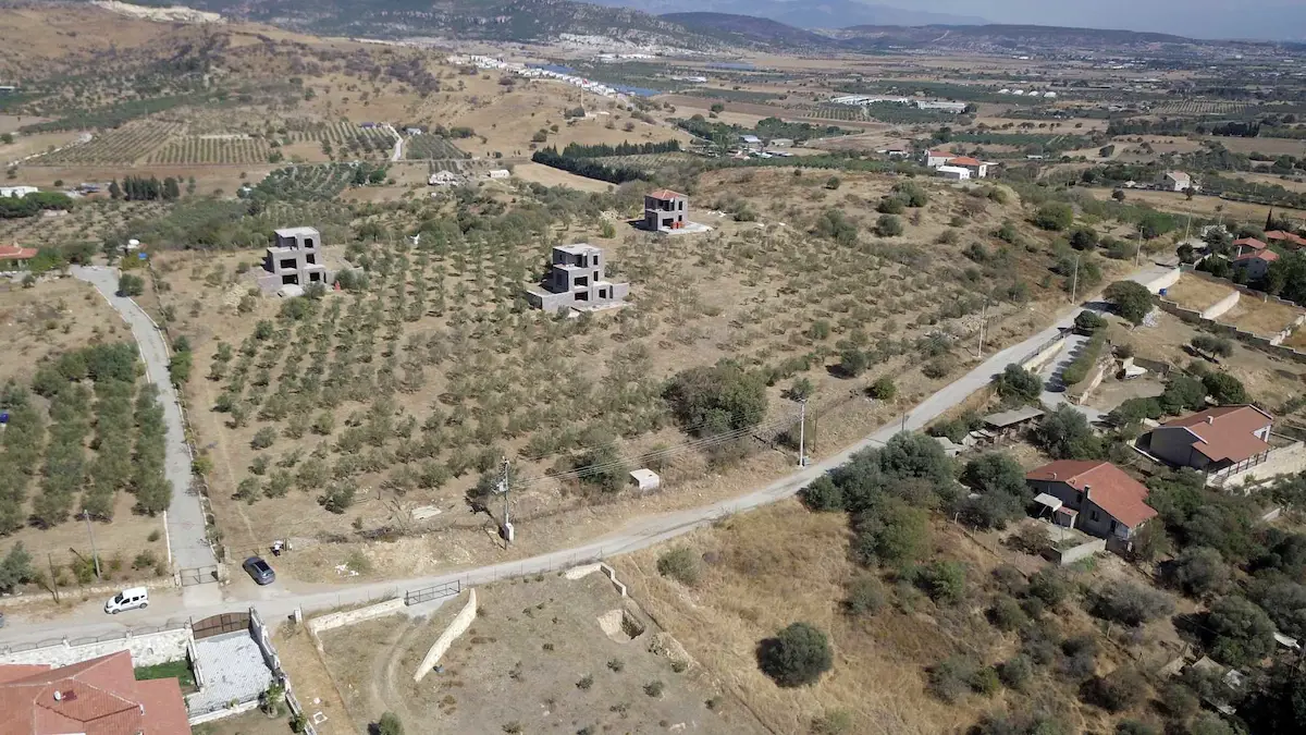 FOÇA YENİBAĞARASI İÇİNDE 3 DUBLEKS OLAN 15.150 M2 SATILIK TARLA
