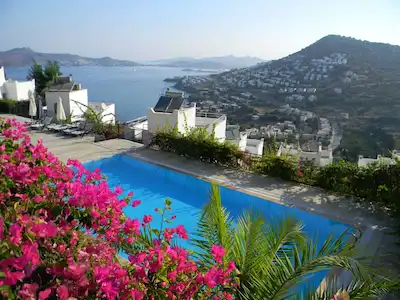 BODRUM YALIKAVAK SITE IÇINDE DUBLEKS HER KATTAN DENIZ MANZARALI MÜSTAKIL VILLA