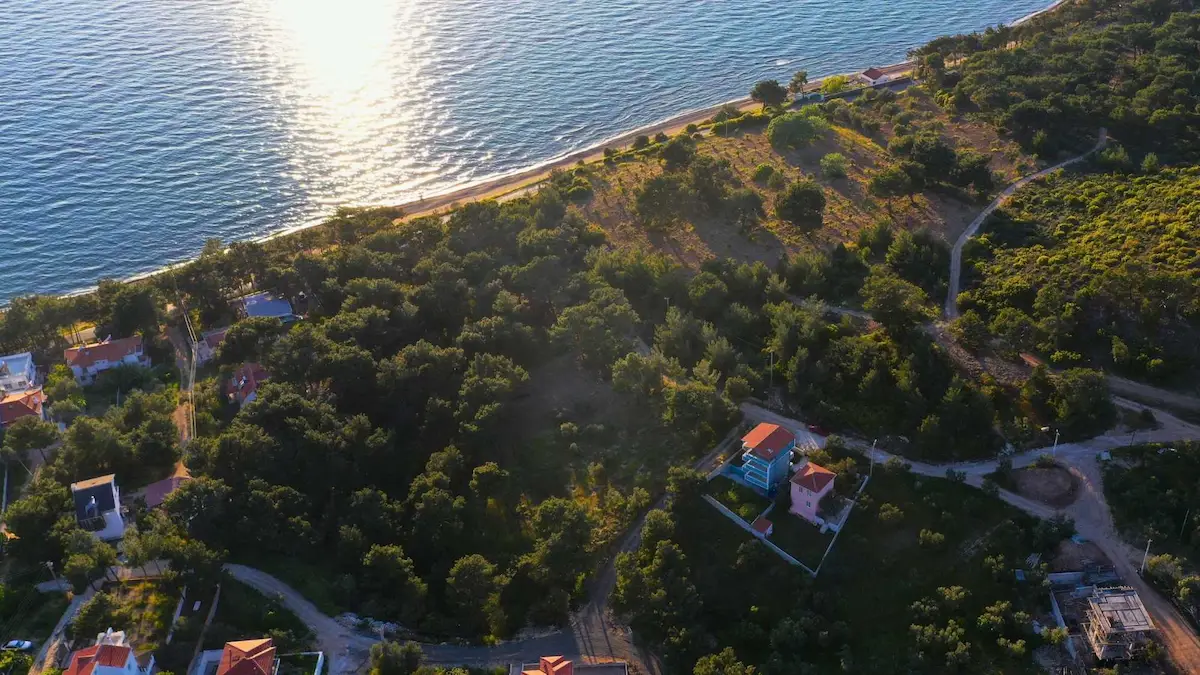 ÇANAKKALE'NİN EGE KIYISI TAVAKLI'DA DENİZE YÜRÜME MESAFESİNDE İMARLI ARSA