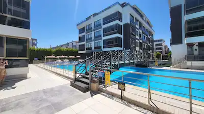 ALTINKUM'DA HAVUZLU SİTEDE SATILIK 2+1 DAİRE