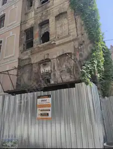 BEYOĞLU TAKSİM’DE SATILIK TARİHİ BİNA