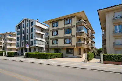 KAZAKİSTAN CADDESİNDE FULL YAPILI CADDE CEPELİ 3+1 SATILIK DAİRE