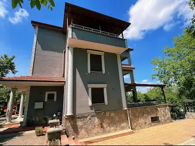 KARTEPE SUADIYE SATILIK 2800 M2 ARSA IÇERISINDE YENI VE ISKANLI TRIPLEKS VILLA VE MÜŞTEMILAT BINASI