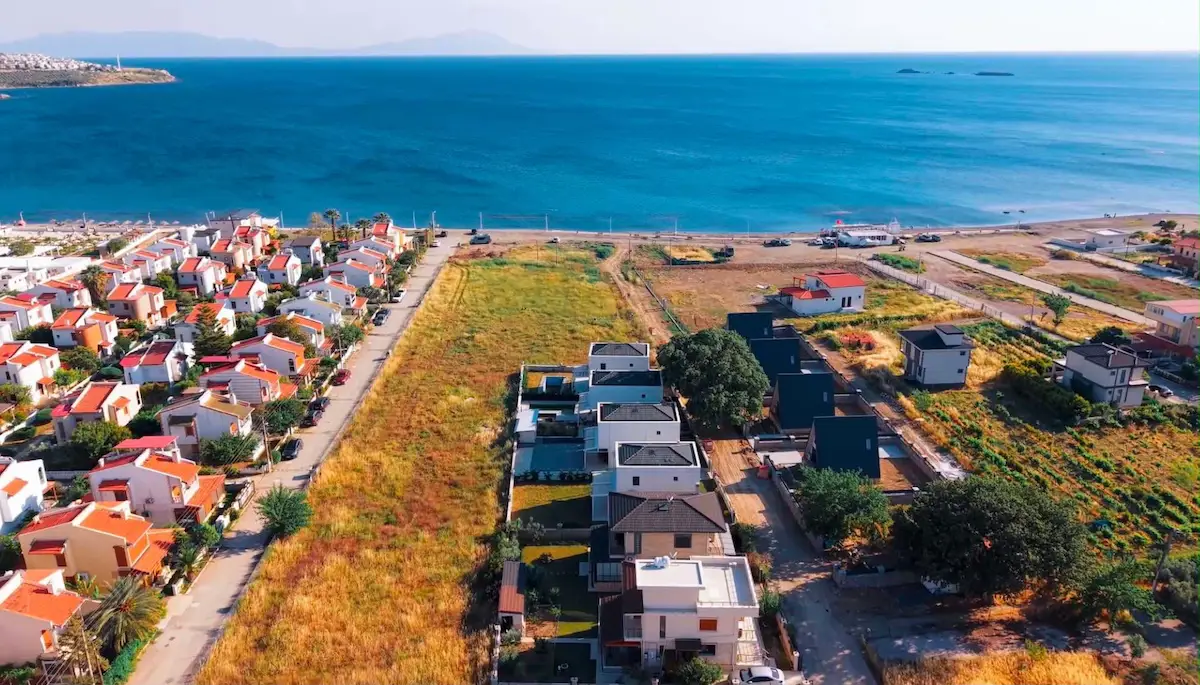 SATILIK SEFERİHİSAR AKARCA'DA DENİZ KENARI TAM MÜSTAKİL VİLLA