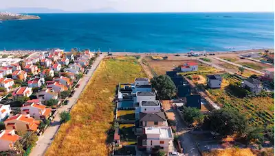 SATILIK SEFERİHİSAR AKARCA'DA DENİZ KENARI TAM MÜSTAKİL VİLLA