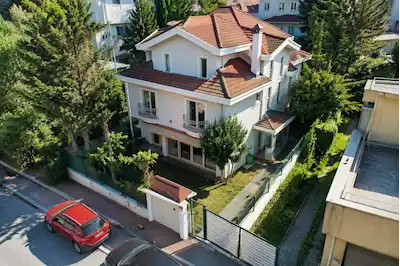 ATAŞEHİR'DE 12 ODALI 870 M² BAHÇELİ MÜSTAKİL VİLLA