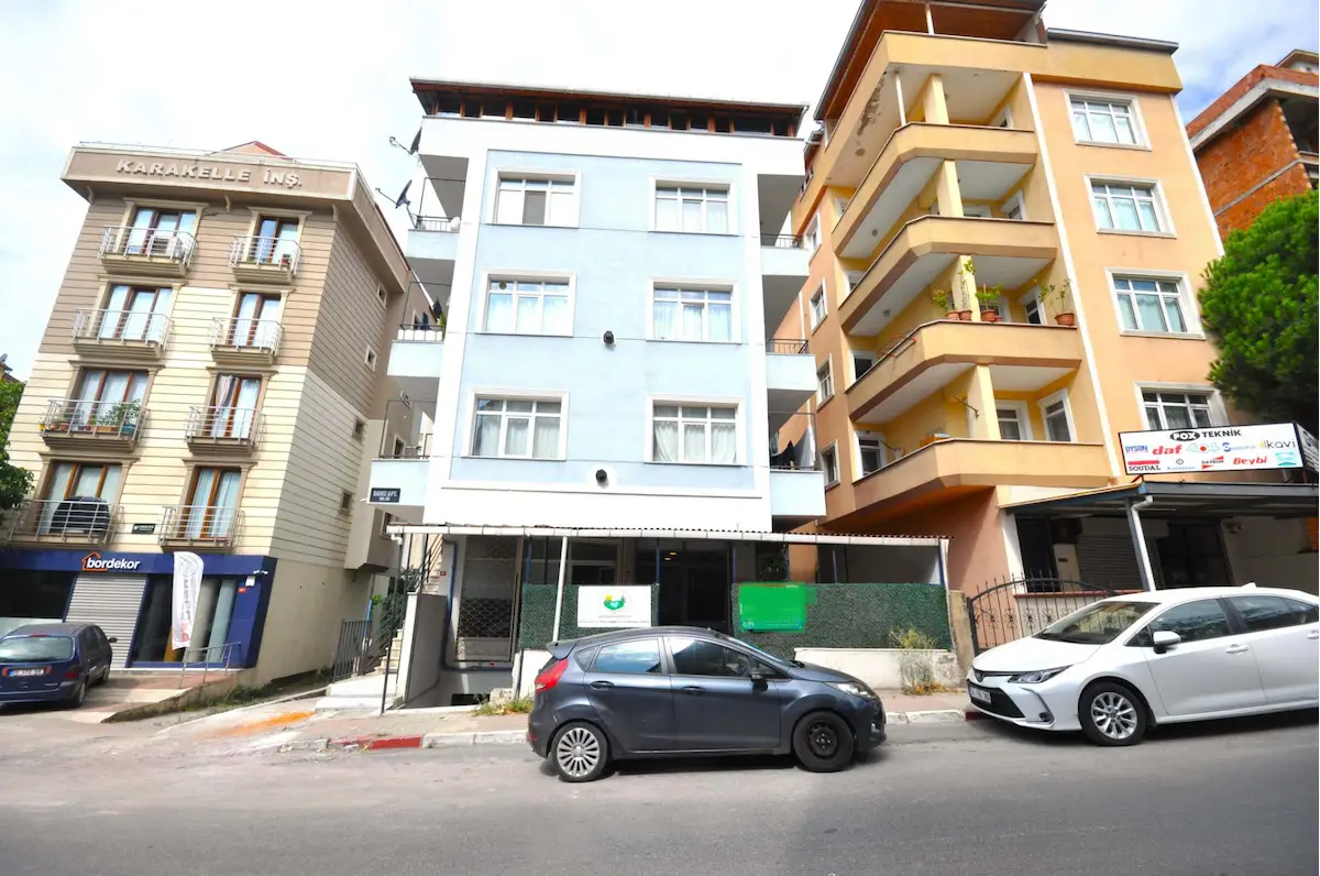KARTAL KARLIKTEPE'DE FAHRİ KORUTÜRK CADDESİNDE 100M2 WC'Lİ DÜKKAN / DEPO